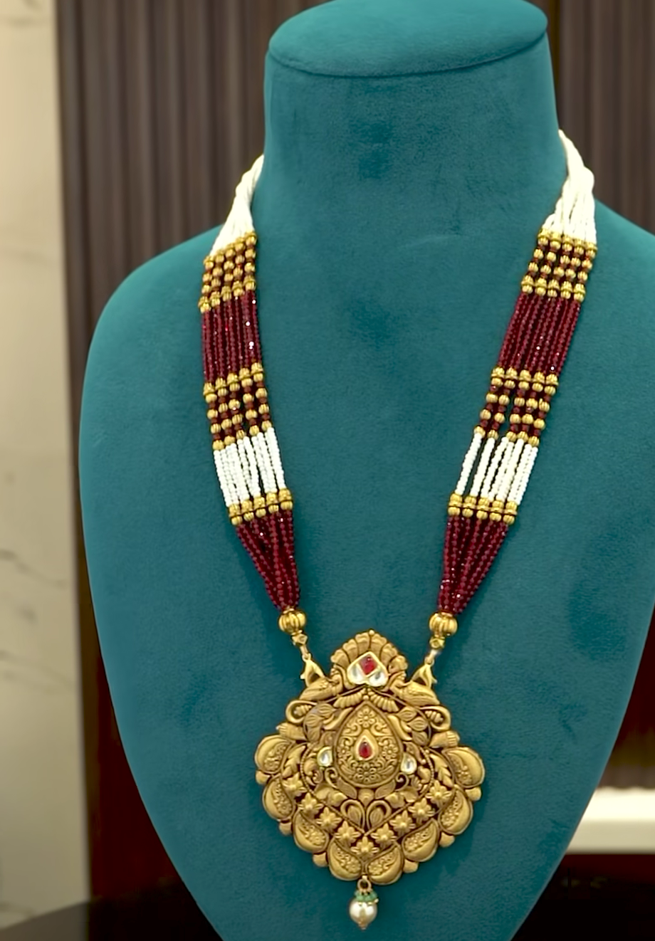 gold nakkshi pendent set