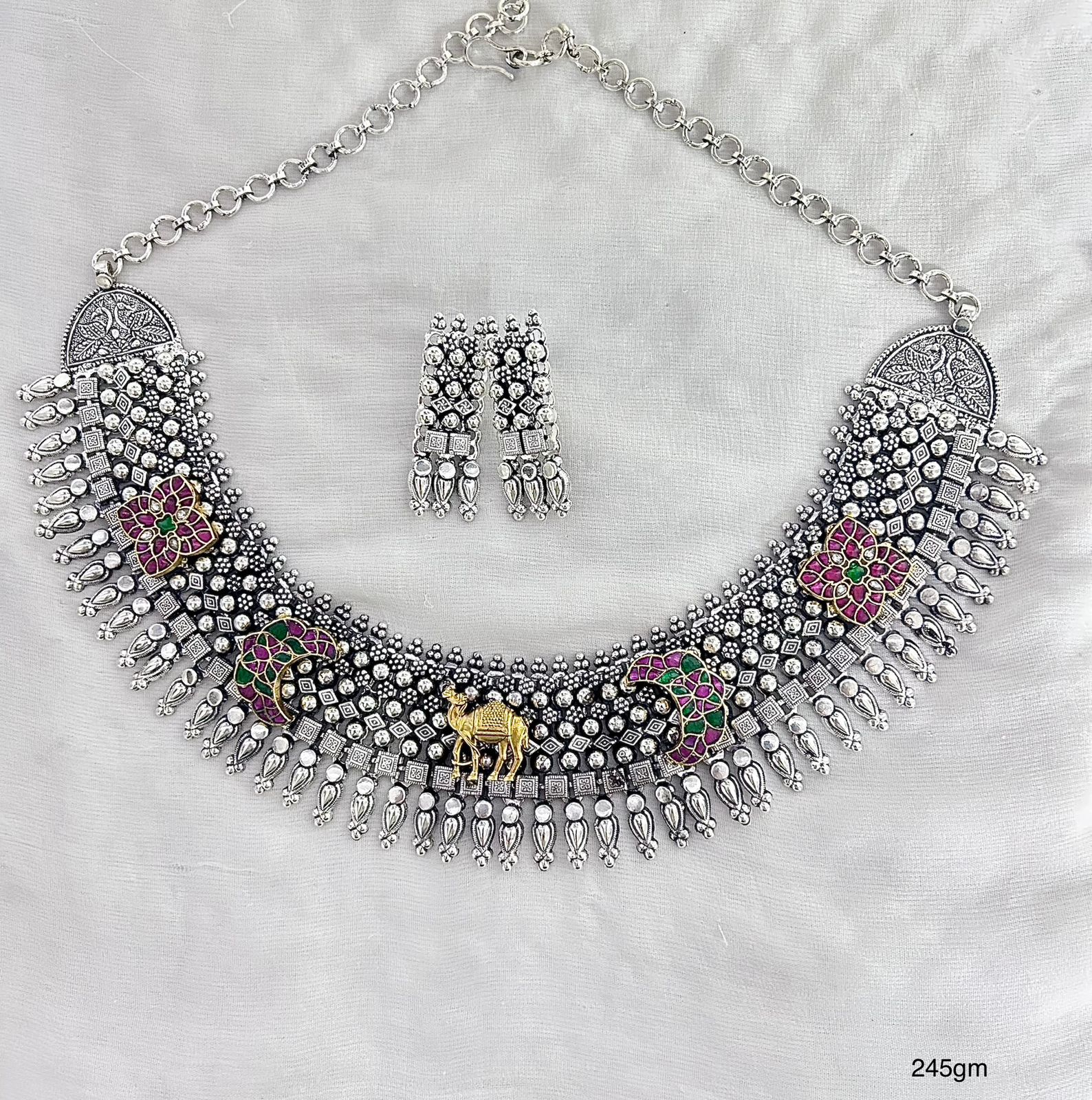 silver short neckless with jadau work